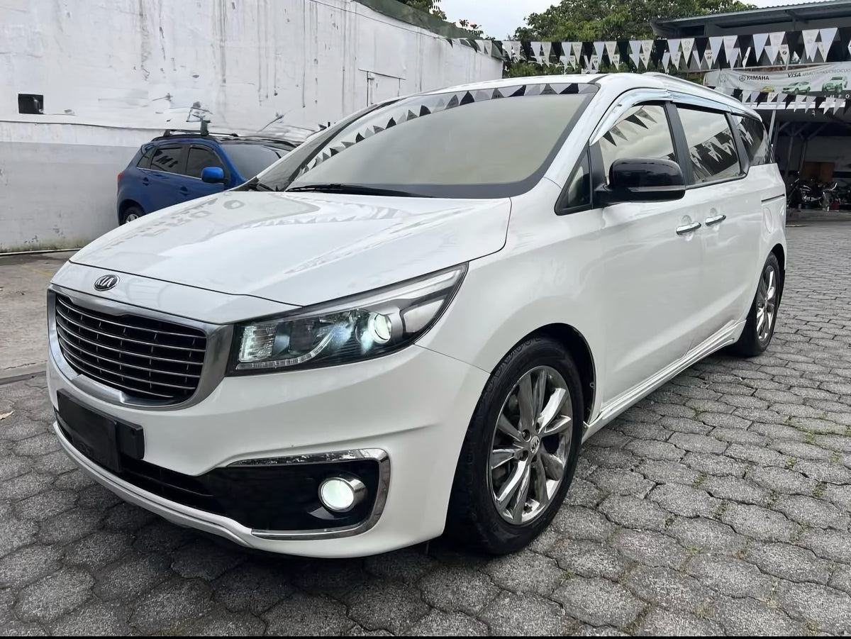 Kia Carnival 2015 d’occasion à Madagascar - vue avant