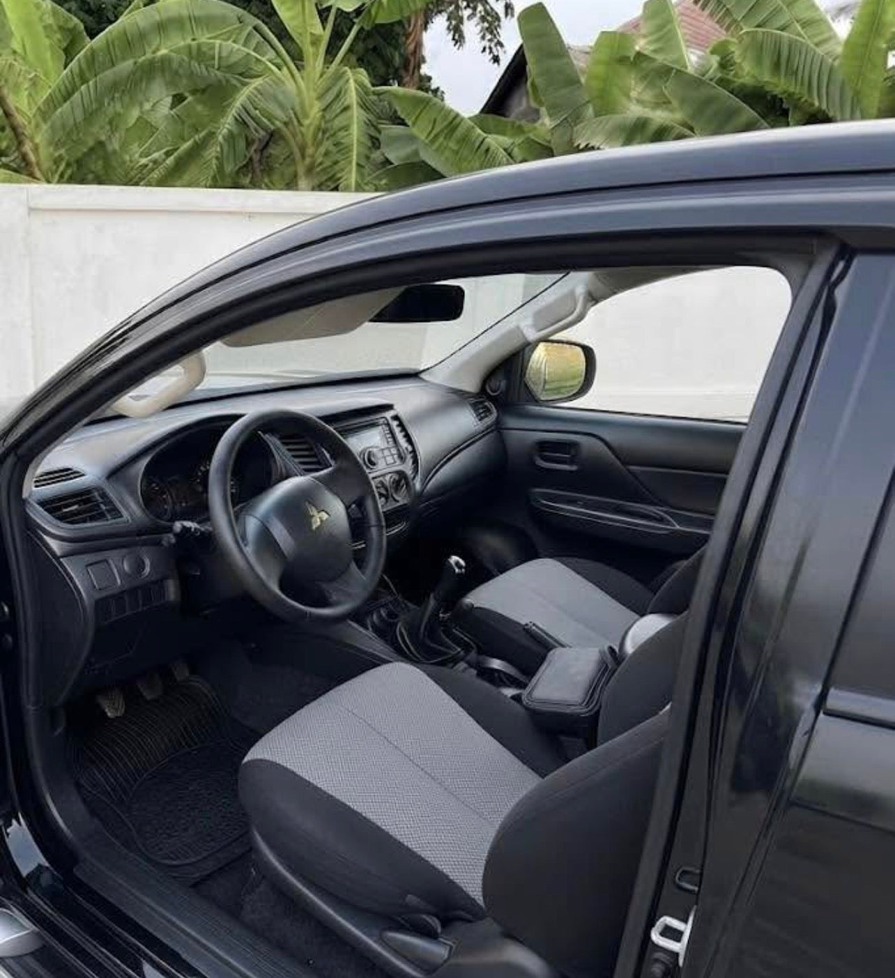 Mitsubishi L200 noir - arrière