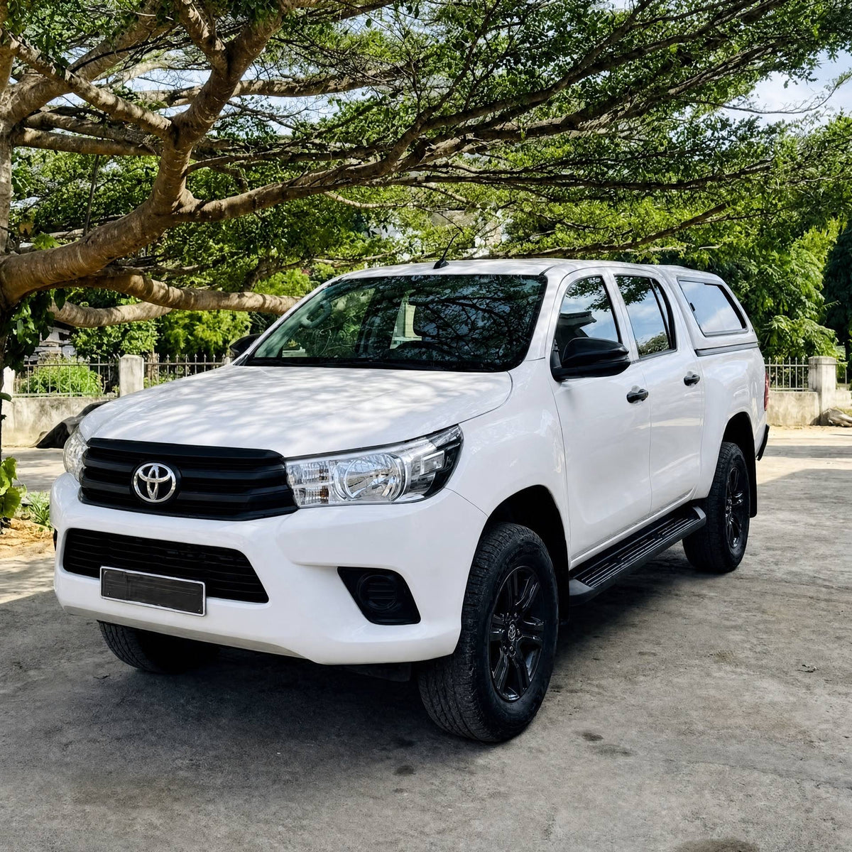 Toyota Hilux Revo 2024 4x4 diesel avec Canopy Carryboy — vue du véhicule 1
