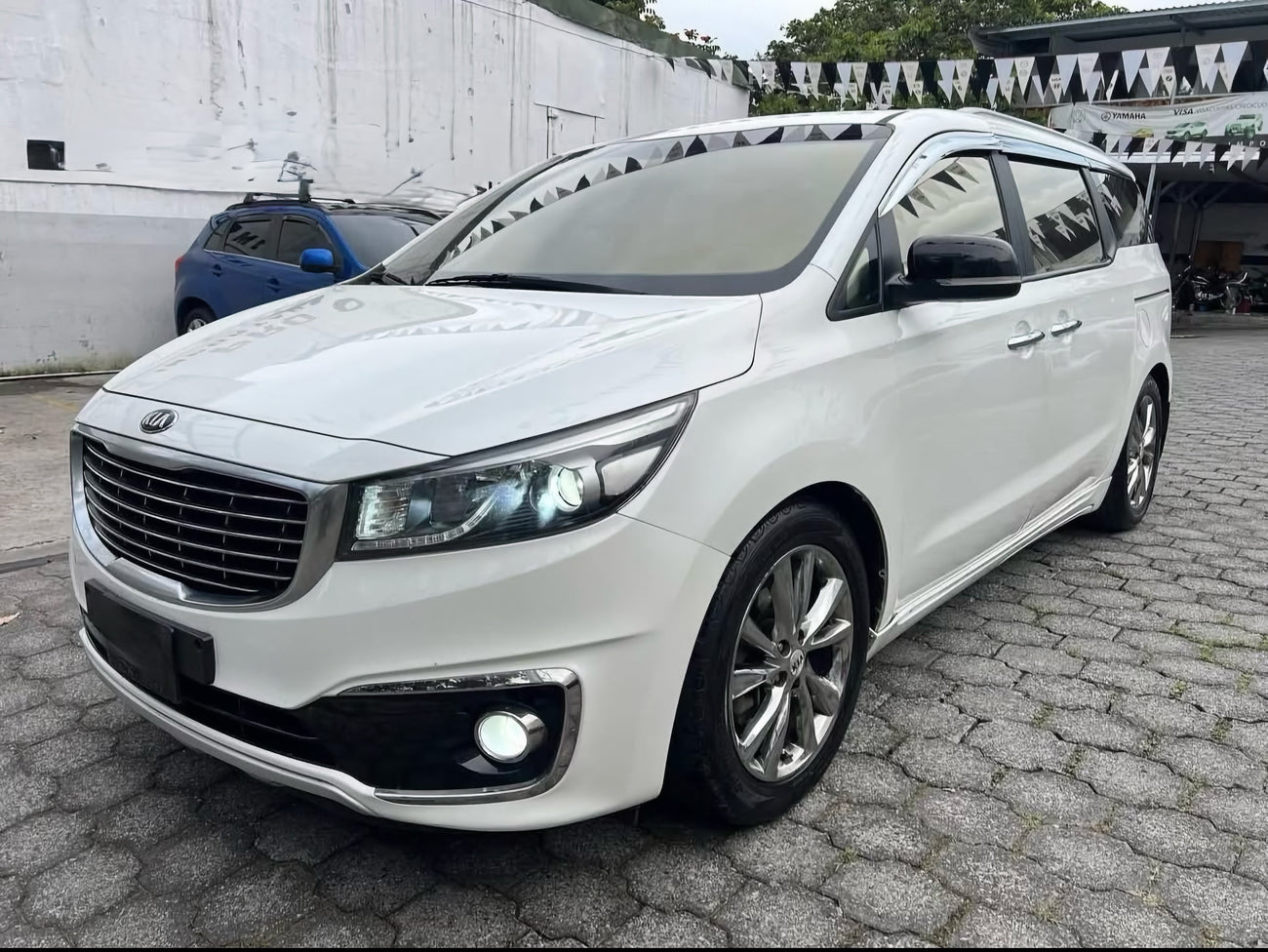 Kia Carnival 2015 d’occasion à Madagascar - vue avant