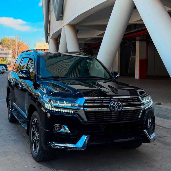 Toyota Land Cruiser LC200 VXR Executive Lounge 2015 - vue avant