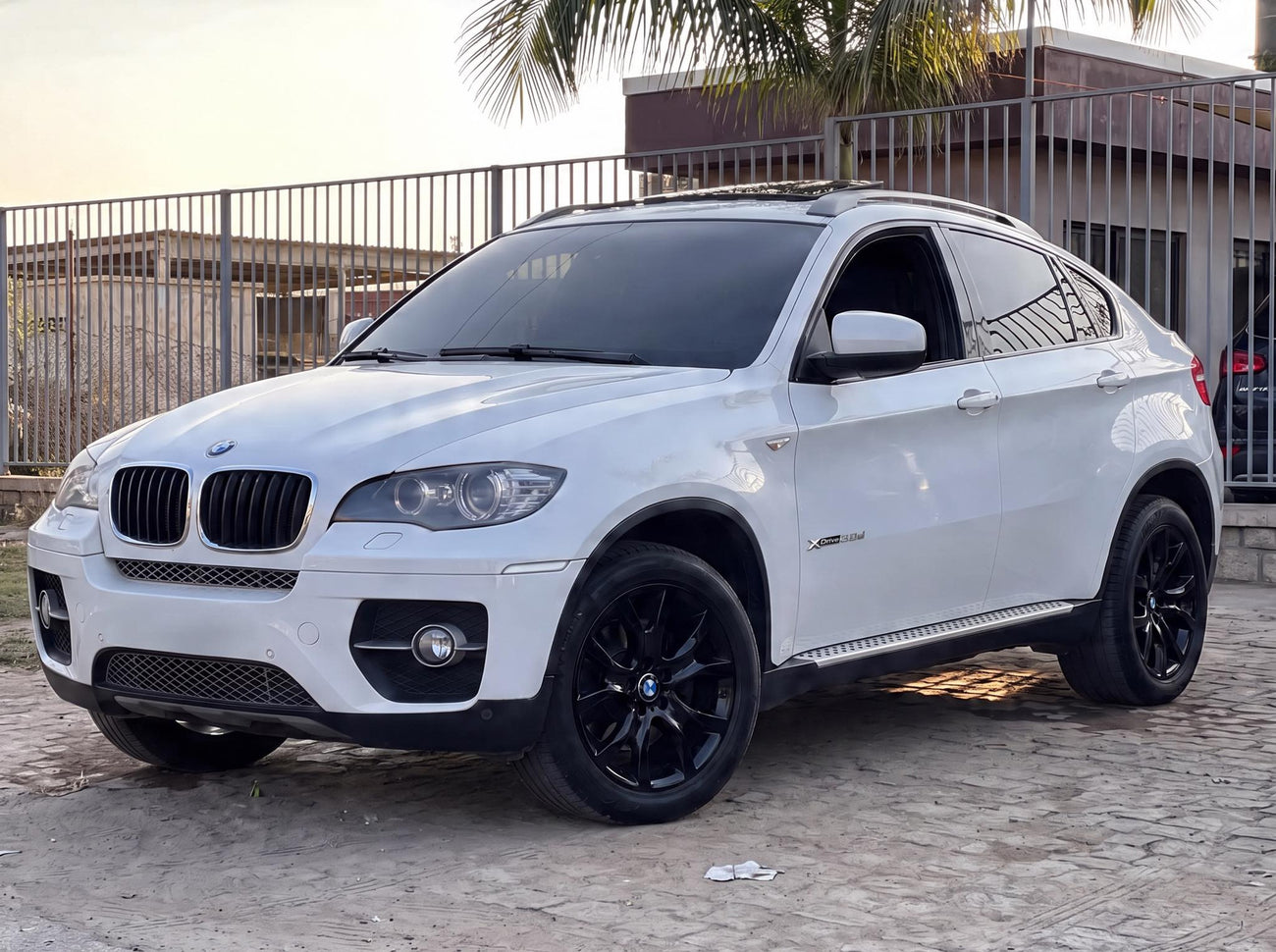 BMW X6 blanc - vue avant