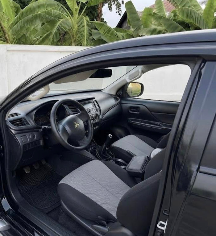 Mitsubishi L200 noir - arrière