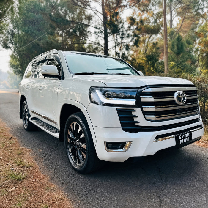 Toyota Land Cruiser LC200 restylé LC300 V8 D4D — vue du véhicule 9
